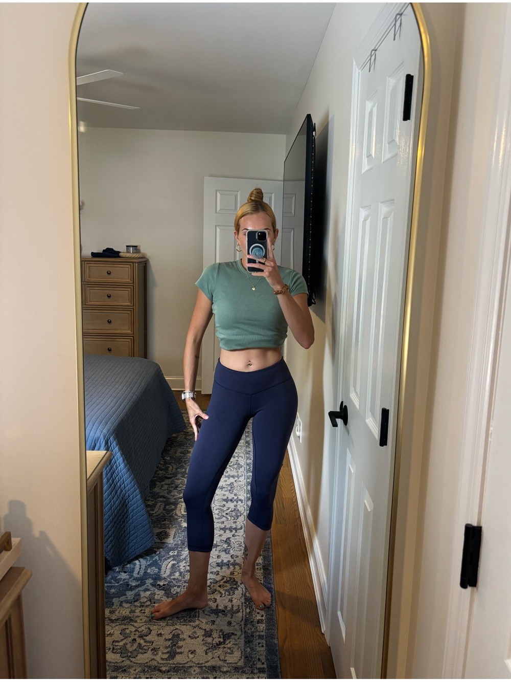 Lululemon navy blue capri mid rise leggings size 4